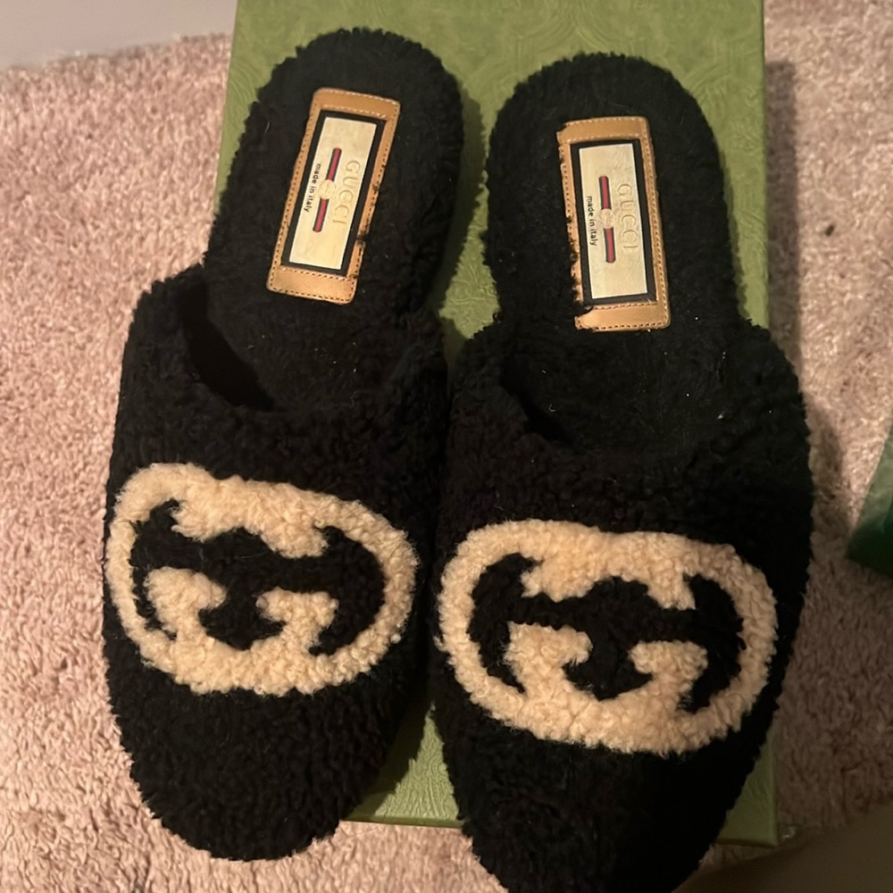 Gucci Black Shearling Logo Mule Slippers - Black/Cream